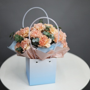 Стильная композиция в сумочке из диантусов и эвкалипта в Красноармейске