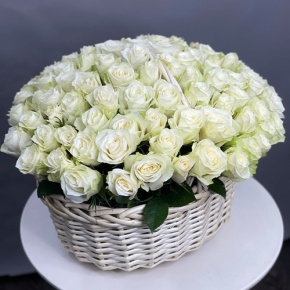 101 белая роза в корзине (40 см) в Красноармейске