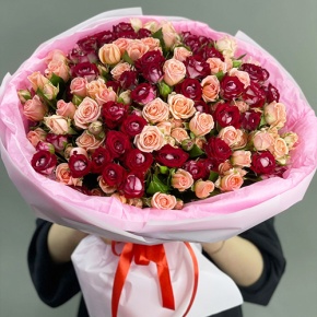 Букет "Рубиновый гранит" из 35 кустовых роз микс (50 см) в Красноармейске