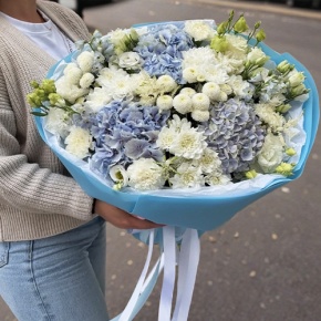 Букет "Голубые облака" из хризантемы, диантусов, Голландской гортензии, дельфиниума и эустомы в Красноармейске