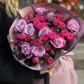 Букет "Малиновый вечер" из кустовых малиновых роз, вероники, лимониума и роз Меритим в Красноармейске