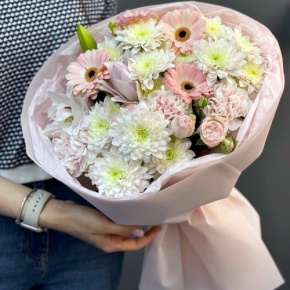 Букет "Дружба" из хризантемы, пионовидной лилии, гербер, диантусов и кустовых роз в Красноармейске
