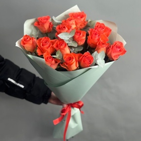 Букет из 15 морковных роз с эвкалиптом (50 см) в Красноармейске