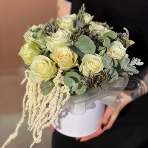 Композиция в шляпной коробке "Чудное мгновение" из 13 роз, эвкалипта, брунии и амарнтуса в Красноармейске