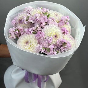 Букет "Чарующий" из георгин и ароматных маттиол в Красноармейске