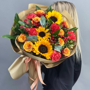 Букет "Ричи" из подсолнухов, альстромерий, гиперикума, роз, скиммии и диантусов в Красноармейске