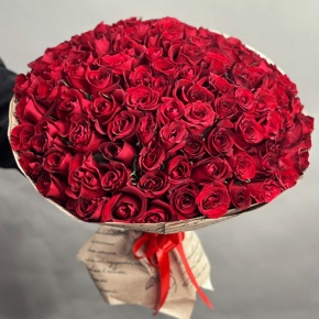 Букет 101 красная роза Кения в крафте (50 см) в Красноармейске