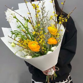 Весенний букет с желтыми ранункулюсами и цветущими ветками форзиции в Красноармейске