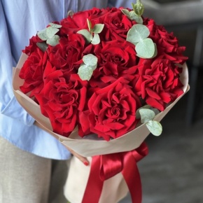 Букет "Красная пантера" из 13 роз Эквадор и эвкалипта в Красноармейске