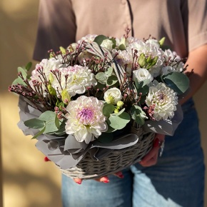 Композиция в корзине "Сюзи" из георгин, эустом и капса в Красноармейске
