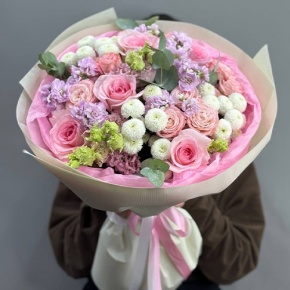 Букет "Влюбленный" из хризантем Ньютон, ароматных маттиол, эустом и пионовидных роз в Красноармейске