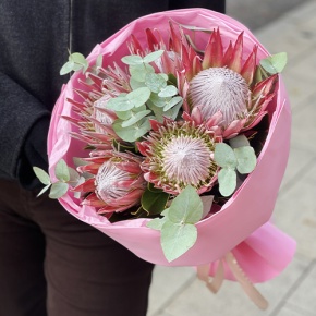 Букет из 5 протей и эвкалипта в Красноармейске