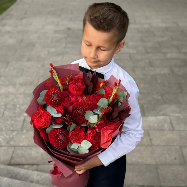 Букет с георгинами, розами и леукадендроном в Красноармейске
