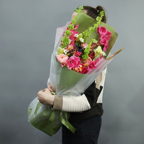 Букет "Карнавал" из гладиолусов, орнитогалума, альстромерий, пионовидных роз, вибирнума и молюцеллы в Красноармейске