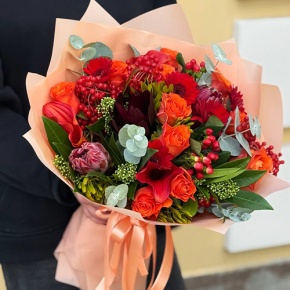 Букет "Красный закат" из калл, роз, калины, скиммии, гиперикума, сафари, гербер и капса в Красноармейске