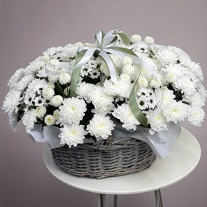 Композиция в корзине "Снежная лавина" из хризантем в Красноармейске