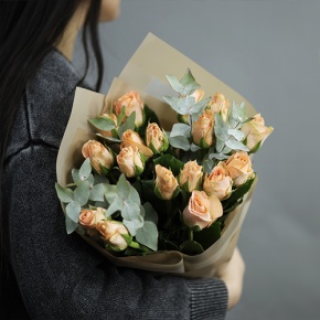 Букет "Абрикос" из 17 роз кения с эвкалиптом (40 см) в Красноармейске