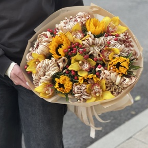 Букет "Биркин" из подсолнухов, орхидей, гиперикума, хризантем Виена в Красноармейске