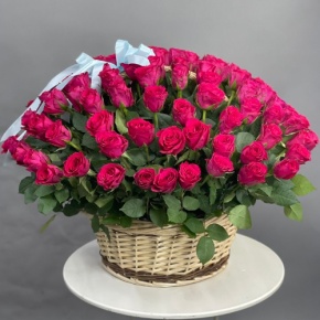 Композиция в корзине из 151 малиновой розы в Красноармейске