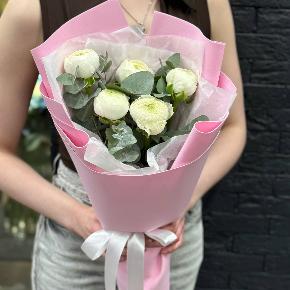 Букет-комплимент из 5 белых ранункулюсов в Красноармейске