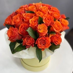 Композиция в шляпной коробке из 25 роз огненных роз в Красноармейске