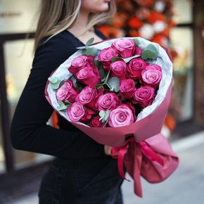 Букет из 15 роз Космик с эвкалиптом (50 см) в Красноармейске