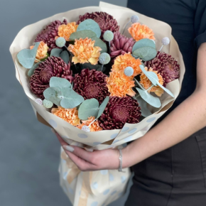 Букет "Персиковый раф" из хризантем Бигоуди, краспедии и диантусов в Красноармейске