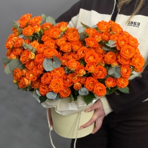 Композиция в шляпной коробке "Закат" из кустовых роз и эвкалипта в Красноармейске