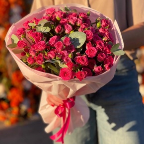 Букет из 15 кустовых малиновых роз и эвкалипта (40 см) в Красноармейске