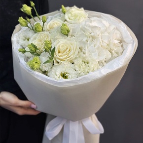 Букет "Нега" из Голландской гортензии, роз и эустом в Красноармейске