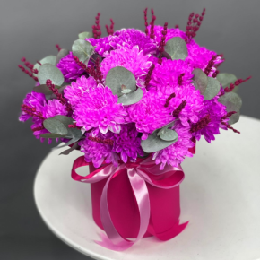 Композиция в шляпной коробке "Магия розового" из хризантем и лаванды в Красноармейске