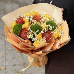 Букет "Зельда" из диантусов Lux, лимонных роз, лейко и ромашек в Красноармейске