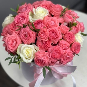 Композиция в шляпной коробке из белых и кустовых коралловых роз в Красноармейске