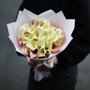 Букет из 25 калл нежный микс в Красноармейске