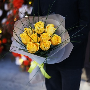 Букет "Еллоу" из 9 ярких роз с берграссом (70 см) в Красноармейске