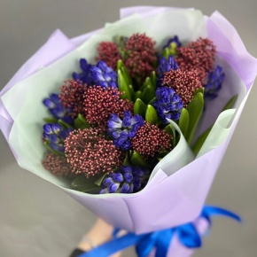 Букет "Твой яркий день" из гиацинтов и скиммии в Красноармейске
