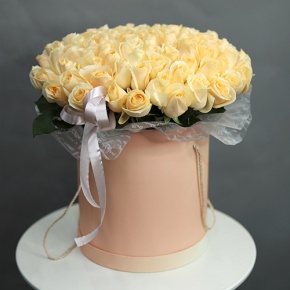 Композиция в шляпной коробке из 101 кремовой розы в Красноармейске