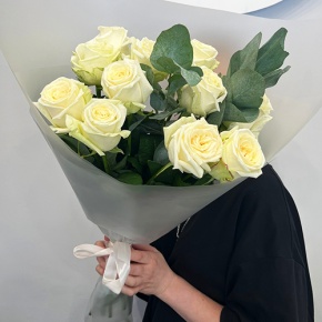 Букет белых роз с эвкалиптом (70 см) в Красноармейске