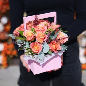 Композиция в ящике из роз Мисс Пигги и капса в Красноармейске