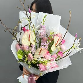 Авторский букет с антуриумами, ранункулюсами и цветущими ветками магнолии в Красноармейске