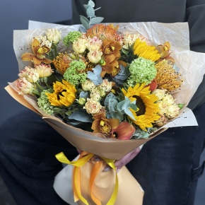 Букет "Сочиняй мечты" из подсолнухов, лейко, вибирнума, орхидей, калл, кустовых роз и талинума в Красноармейске
