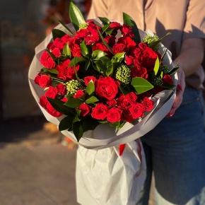 Букет "Всё возможно" из кустовых роз, скиммии, роз Эль Торо и рускуса в Красноармейске