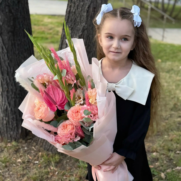 Букет на 1 сентября с гладиолусами, розами и антуриумом в Красноармейске