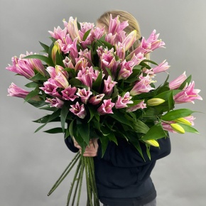 Букет из 17 розовых лилий в Красноармейске