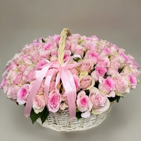 Композиция в корзине из 101 кенийской розы нежный микс (40 см) в Красноармейске