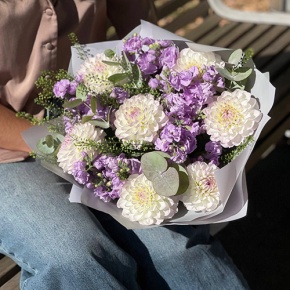 Букет "Совершенство" из георгин и ароматных маттиол в Красноармейске