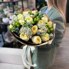 Букет "Мичиган" из пионовидных роз Баттеркап, озатамнуса, оксипеталума и гиперикума в Красноармейске