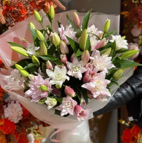 Букет из 11 ароматных пионовидных лилий в Красноармейске