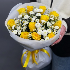 Букет "Синди" из лимонных роз, ромашек и хризантем сантини в Красноармейске