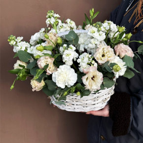 Композиция в корзине "Фея" из маттиол, диантусов, эустом и эвкалипта в Красноармейске